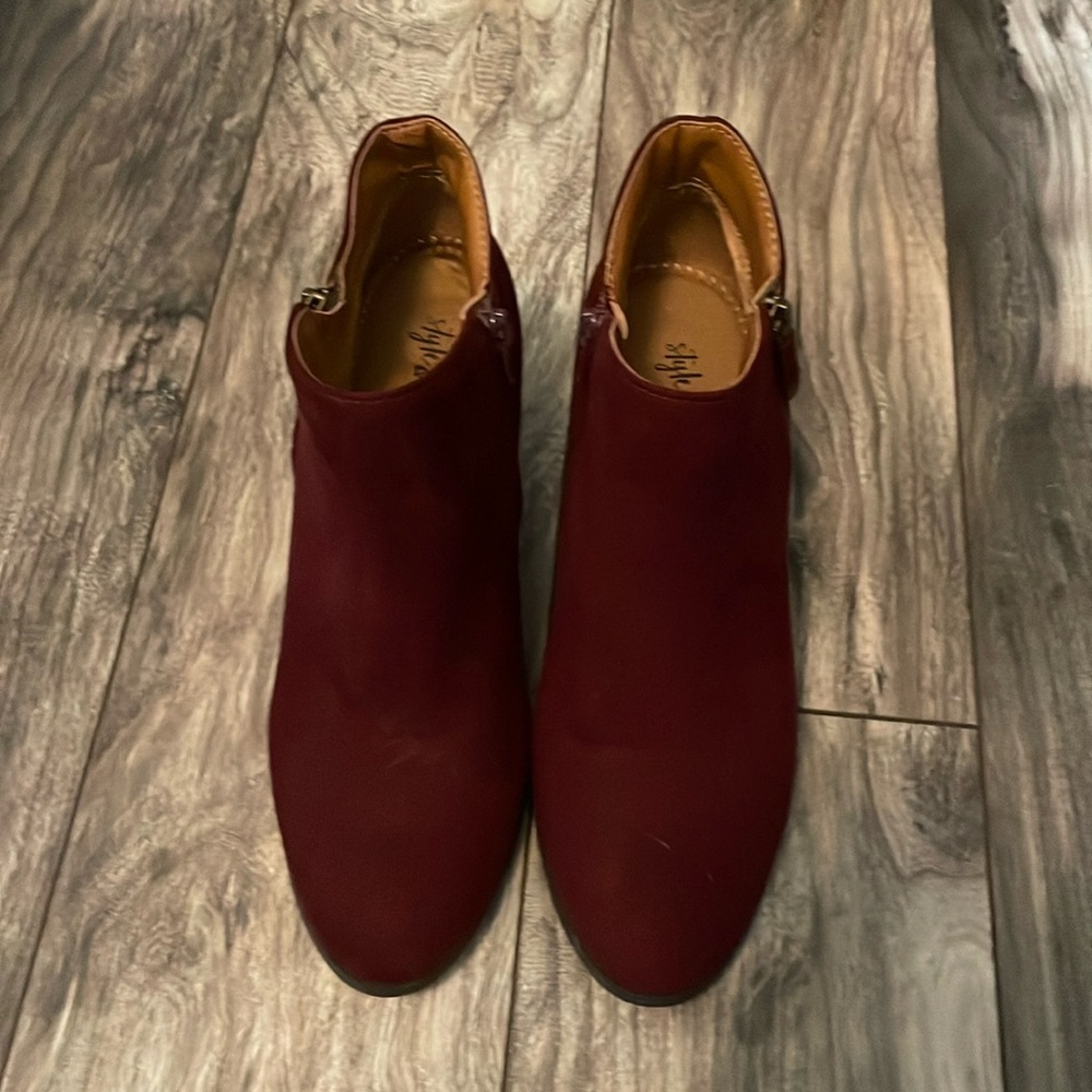 Maroon booties 💯